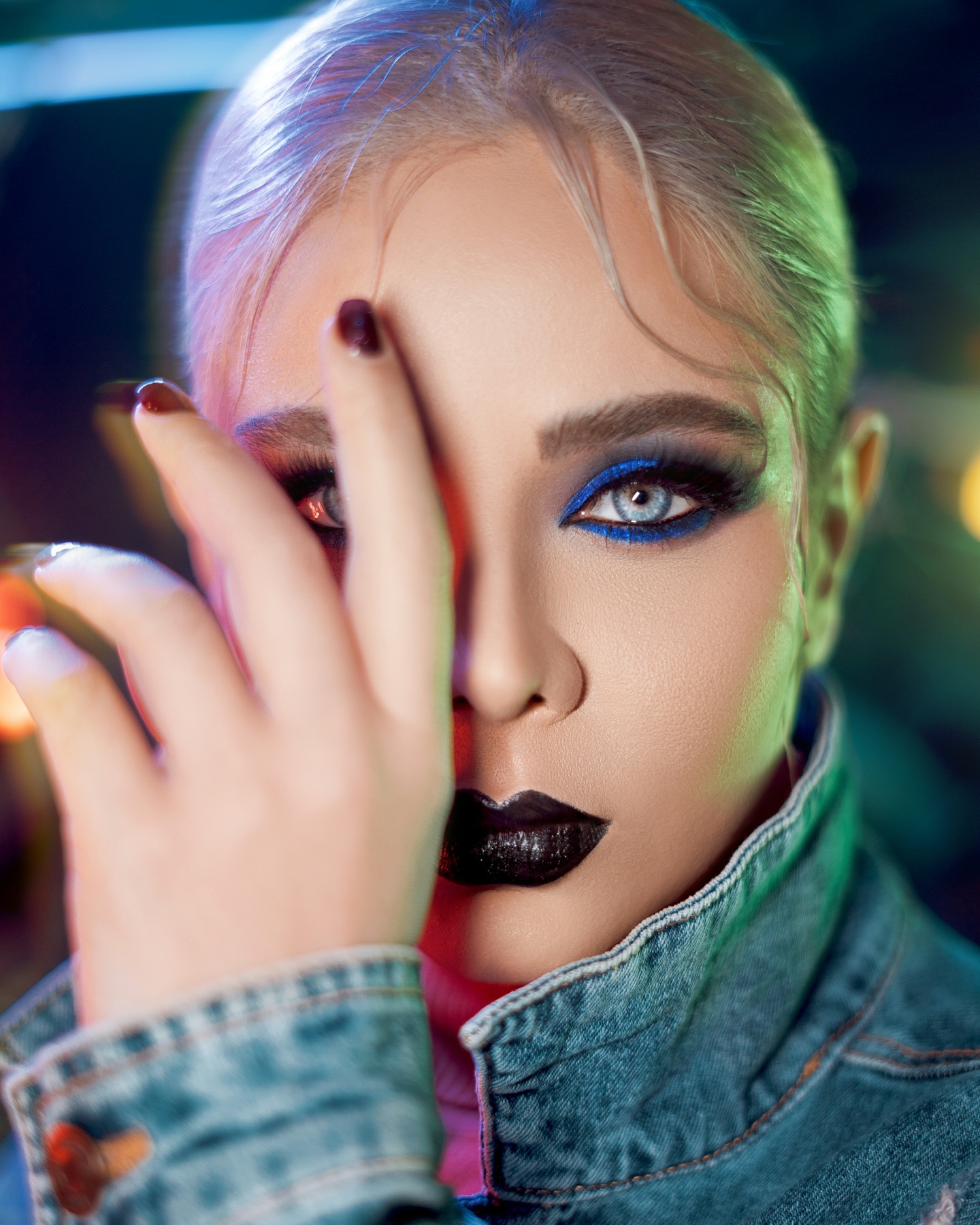 Retrato de moda com jaqueta jeans e maquiagem colorida: simulação de menor nitidez