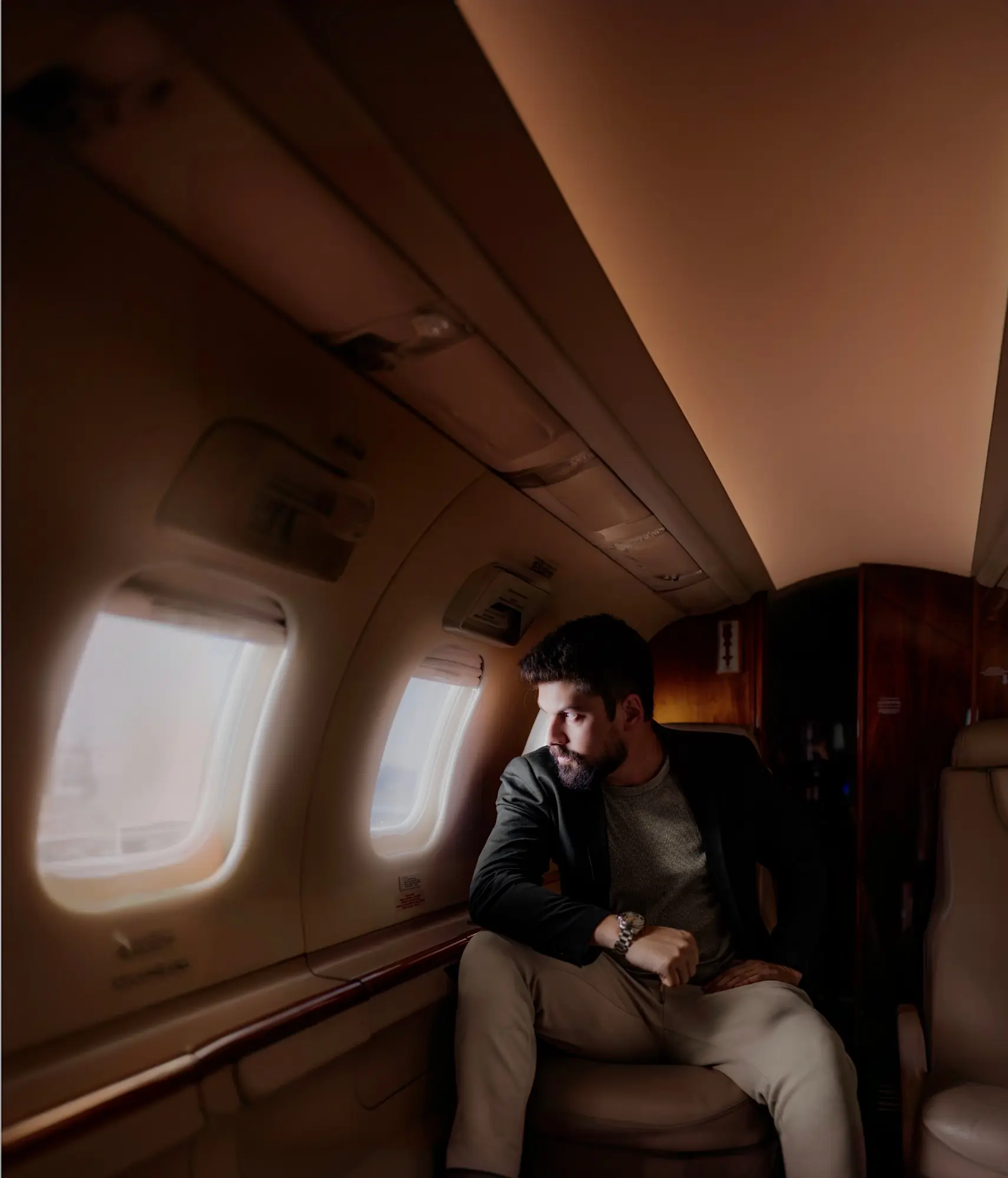 Lucas Abraão sentado junto à janela no interior de um avião
